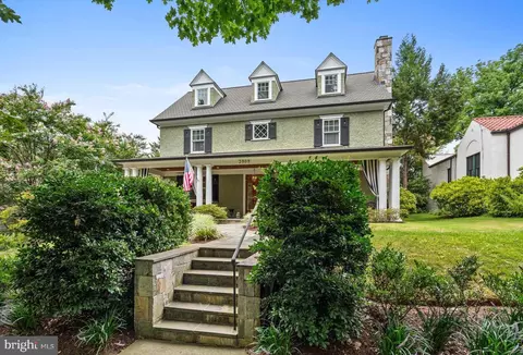 3909 Thornapple St, Chevy Chase, MD 20815