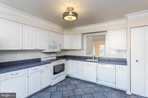 Kitchen - 33 Kinsman View Cir, Silver Spring, MD 20901 photo 2 of 2