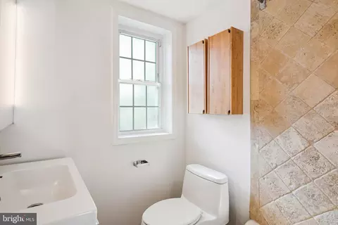 Bath - 2244 Washington Ave #102, Silver Spring, MD 20910 photo 1 of 2