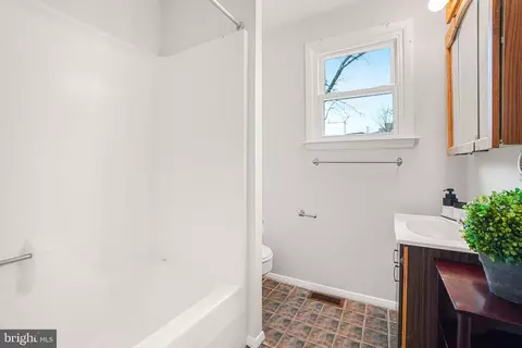 Bath - 713 Ritchie Ave, Silver Spring, MD 20910 photo 1 of 2
