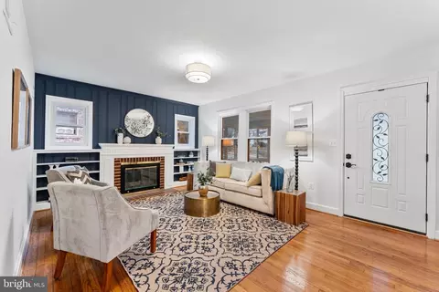 Living - 702 Dale Dr, Silver Spring, MD 20910 photo 2 of 3