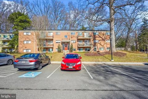 10696 Weymouth St #W202, Bethesda, MD 20814