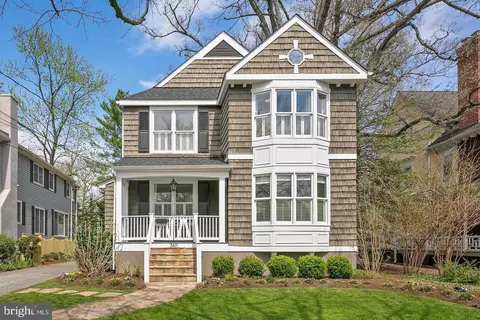 3611 Thornapple St, Chevy Chase, MD 20815