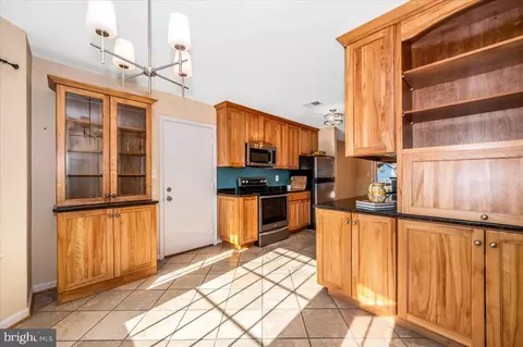 Kitchen - 19805 Spurrier Ave, Poolesville, MD 20837 photo 5 of 5