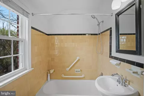 Bath - 322 Penwood Rd, Silver Spring, MD 20901 photo 1 of 1