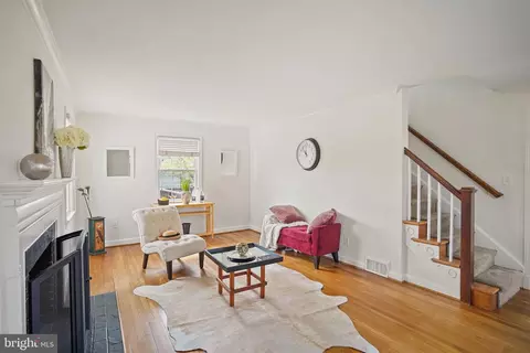 Living - 322 Penwood Rd, Silver Spring, MD 20901 photo 2 of 4