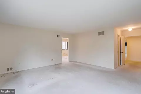 Living - 10108 Ormond Rd, Potomac, MD 20854 photo 10 of 10