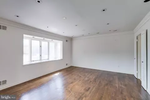 Living - 10108 Ormond Rd, Potomac, MD 20854 photo 3 of 10