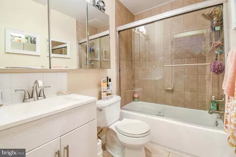 Bath - 1900 Lyttonsville Rd #611, Silver Spring, MD 20910 photo 1 of 1
