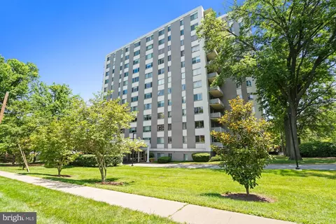 8315 N Brook Ln #2-806, Bethesda, MD 20814