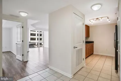 Entry Way - 930 Wayne Ave #407, Silver Spring, MD 20910 photo 2 of 4