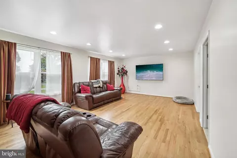 Living - 15516 Tierra Dr, Silver Spring, MD 20906 photo 2 of 3