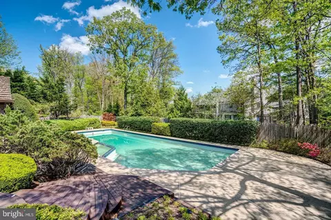 Exterior - 10105 Ormond Rd, Potomac, MD 20854 photo 5 of 6