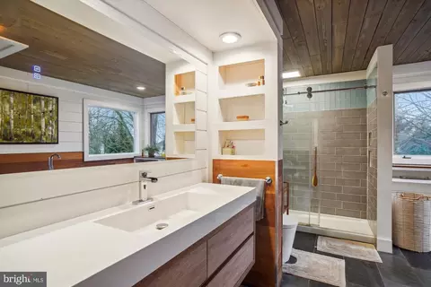 Bath - 9 Haller Ct, Poolesville, MD 20837 photo 2 of 6