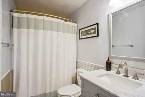 Bath - 9 Haller Ct, Poolesville, MD 20837 photo 6 of 6