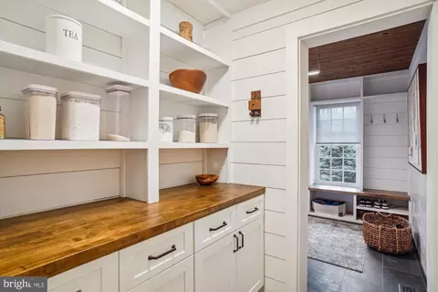Entry Way - 9 Haller Ct, Poolesville, MD 20837 photo 5 of 11