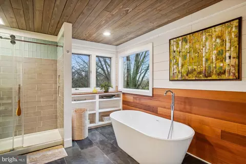 Bath - 9 Haller Ct, Poolesville, MD 20837 photo 3 of 6