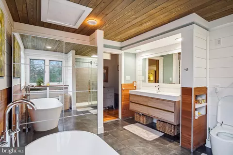 Bath - 9 Haller Ct, Poolesville, MD 20837 photo 4 of 6