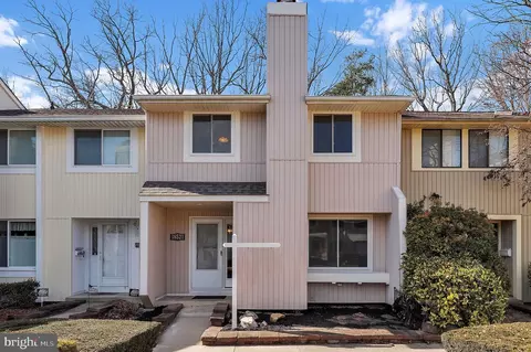 18521 Eagles Roost Dr, Germantown, MD 20874