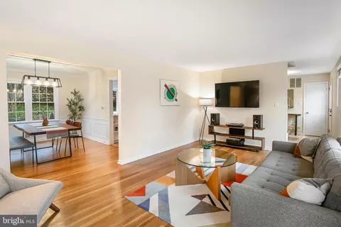 9700 Delamere Ct, Rockville, MD 20850