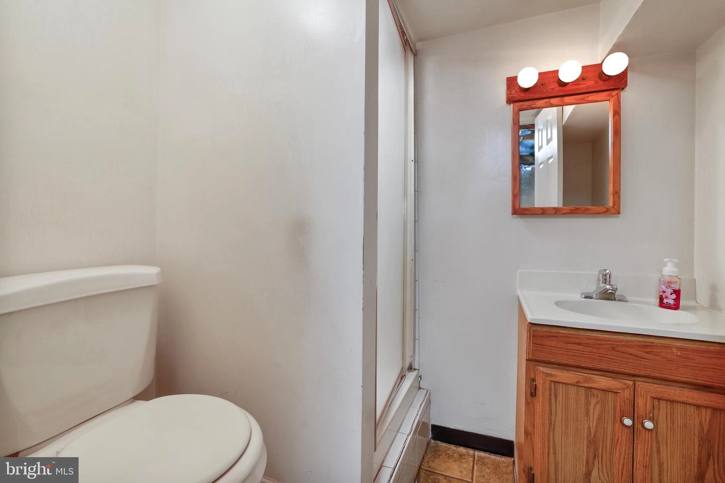 Bath - 12037 Claridge Rd, Silver Spring, MD 20902 photo 1 of 1