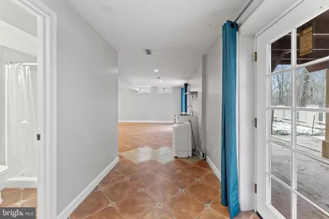 Entry Way - 13 Ivywood Ct, Silver Spring, MD 20904 photo 3 of 4