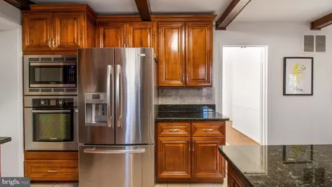 Kitchen - 2303 Chilham Pl, Potomac, MD 20854 photo 2 of 5