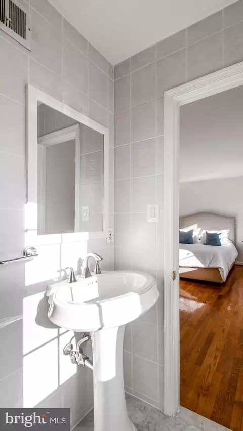 Bath - 2303 Chilham Pl, Potomac, MD 20854 photo 2 of 4