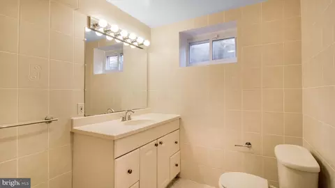 Bath - 2303 Chilham Pl, Potomac, MD 20854 photo 4 of 4