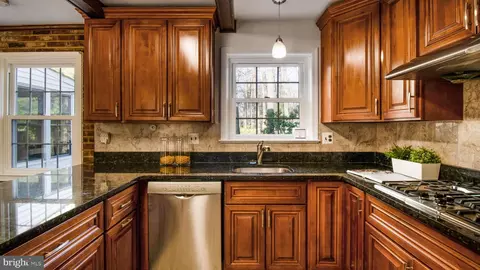 Kitchen - 2303 Chilham Pl, Potomac, MD 20854 photo 4 of 5