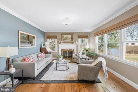 Living - 21030 Peach Tree Rd, Dickerson, MD 20842 photo 1 of 2