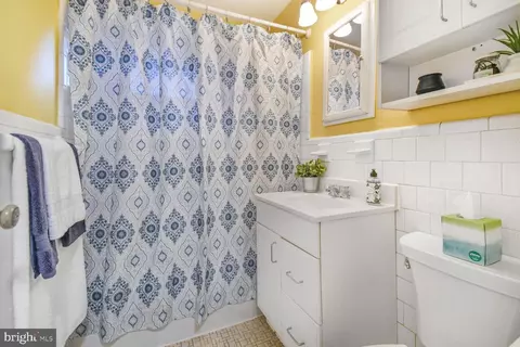 Bath - 1002 Laredo Rd, Silver Spring, MD 20901 photo 1 of 2