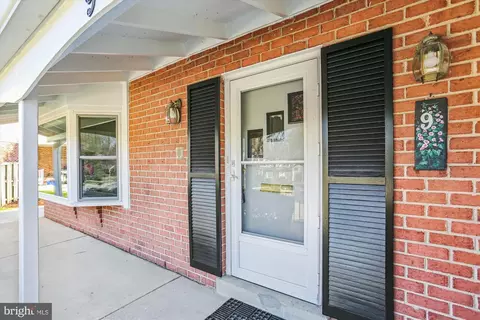 9 Fulham Ct, Silver Spring, MD 20902 photo 2
