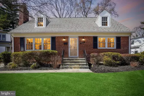 9804 Ashburton Ln, Bethesda, MD 20817