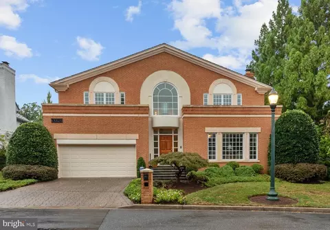 10041 Chartwell Manor Ct, Potomac, MD 20854