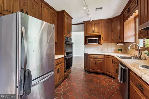 Kitchen - 407 Quaint Acres Dr, Silver Spring, MD 20904 photo 3 of 4