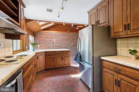 Kitchen - 407 Quaint Acres Dr, Silver Spring, MD 20904 photo 2 of 4