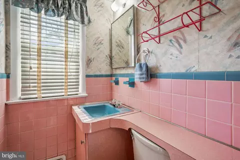 Bath - 404 Neale Ct, Silver Spring, MD 20901 photo 3 of 4