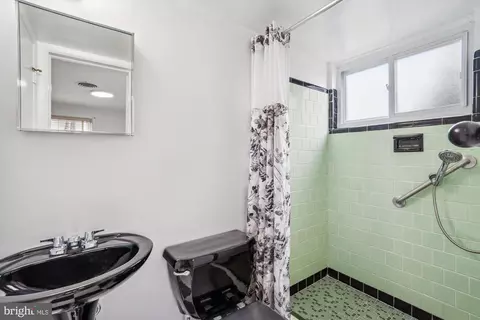 Bath - 404 Neale Ct, Silver Spring, MD 20901 photo 1 of 4