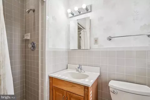 Bath - 404 Neale Ct, Silver Spring, MD 20901 photo 2 of 4