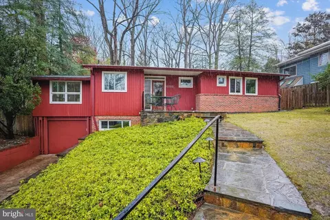 10700 Weymouth St, Garrett Park, MD 20896
