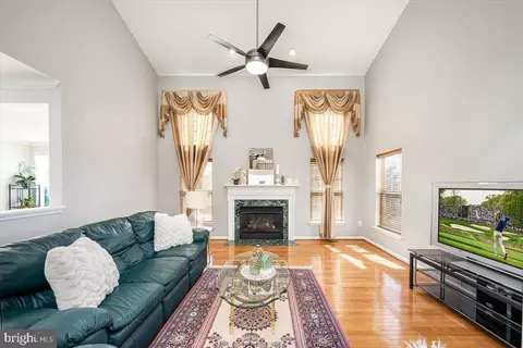 Living - 18602 Broken Oak Rd, Boyds, MD 20841 photo 7 of 12