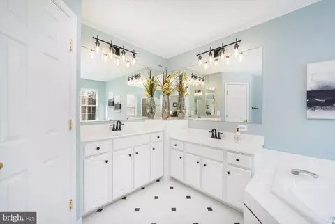 Bath - 18602 Broken Oak Rd, Boyds, MD 20841 photo 2 of 8
