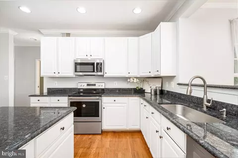 Kitchen - 18602 Broken Oak Rd, Boyds, MD 20841 photo 7 of 9