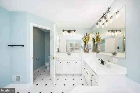 Bath - 18602 Broken Oak Rd, Boyds, MD 20841 photo 4 of 8