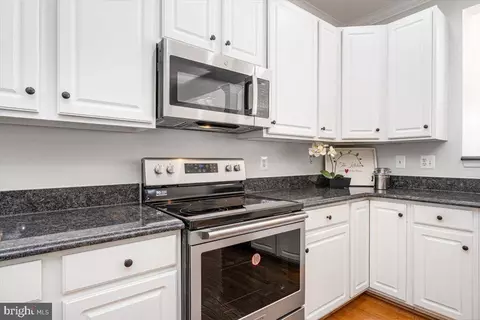 Kitchen - 18602 Broken Oak Rd, Boyds, MD 20841 photo 8 of 9