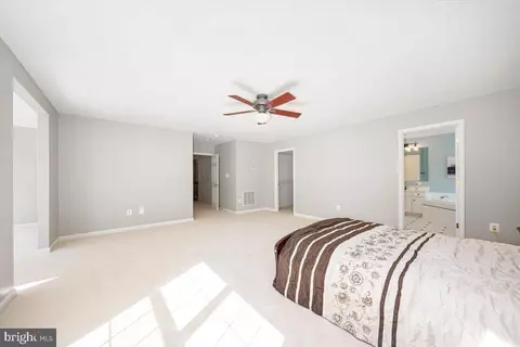 Bedroom - 18602 Broken Oak Rd, Boyds, MD 20841 photo 4 of 9