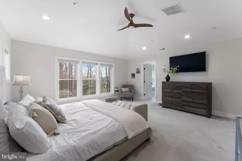 Bedroom - 10601 Greenacres Dr, Silver Spring, MD 20903 photo 2 of 5