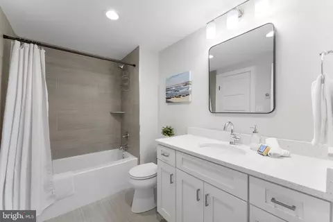 Bath - 10601 Greenacres Dr, Silver Spring, MD 20903 photo 3 of 3