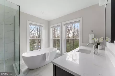 Bath - 10601 Greenacres Dr, Silver Spring, MD 20903 photo 1 of 3